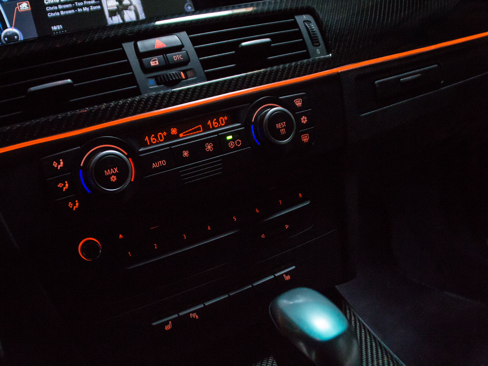 Ambientebeleuchtung Mittelkonsole, passend für 3er F30 F31 Armaturenbrett  Innenraum Innenbeleuchtung Mittelkonsole, LED orange eisblau kalt  zweifarbig schaltend (Piano Black) : : Auto & Motorrad